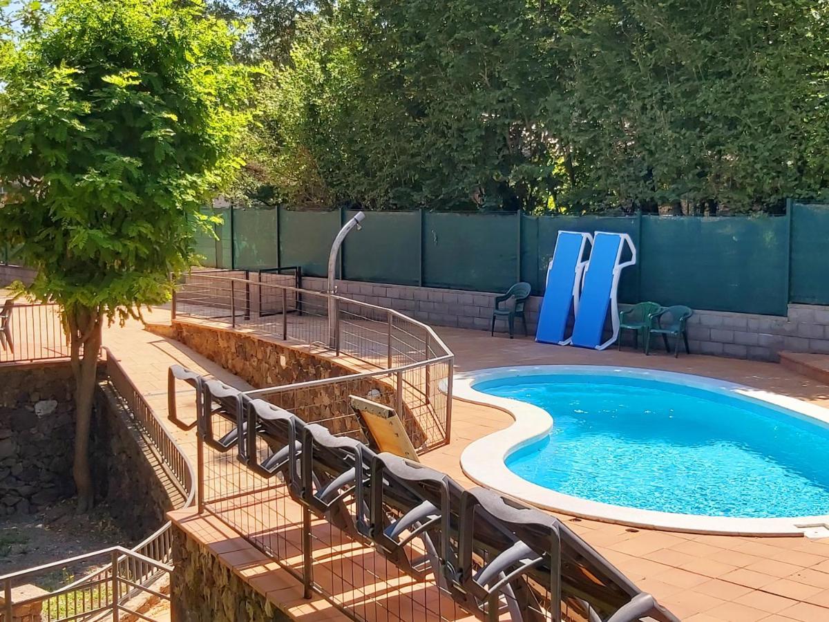 Apartamentos la Francesa Santa Pau Bagian luar foto